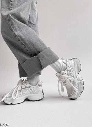 Хітові жіночі кросівки білі + сірі під бренд / кроссовки на завышенной подошве весна вставки сетка7 фото
