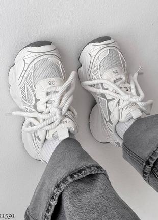 Хітові жіночі кросівки білі + сірі під бренд / кроссовки на завышенной подошве весна вставки сетка5 фото