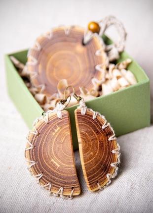 Натуральний дерев'яний комплект прикрас з акації. сережки та кулон з деревини.4 фото