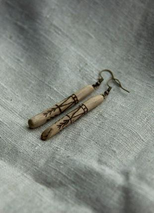Довгі палички сережки з орнаметом, з деревини дуба, берези. еко сережки.7 фото