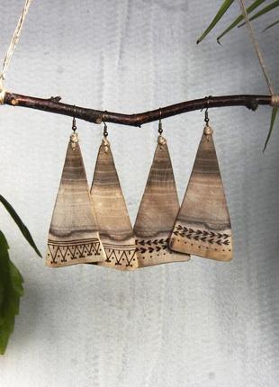 Масивні сережки з деревини з орнаментом.6 фото