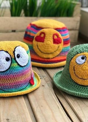 Яскрава райдужна в'язана з бавовни капелюх зі смайлом для дівчини