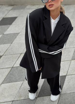 Класичний костюм з лампасами піджак оверсайз подовженний штани кльош палаццо лацкани комплект чорний жакет трендовий стильний3 фото