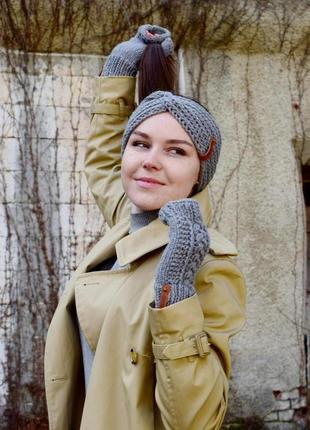 Сіра пов'язка на голову