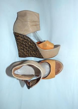 Шкіряні босоножки на танкетці
