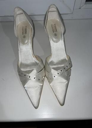 Белые атласные сатиновые туфли босоножки острый мыс1 фото