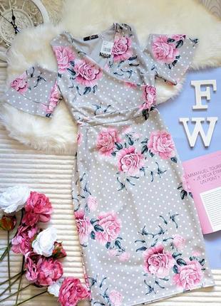 Яркое платье с вырезом на плечах и цветочным принтом