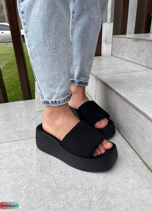 Женские черные шлепанцы на танкетке