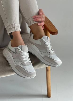 Серо-белые кроссовки из эко-замши, пресс кожи и сетки с серыми вставками10 фото