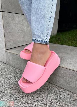 Женские розовые шлепанцы на танкетке