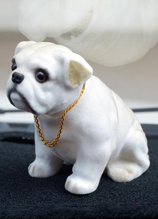 Собака на торпеду у авто з киваючою головою aiwa порода бульдог 02375