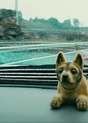 Собака на торпеду в авто з киваючою головою aiwa порода овчарка 00857