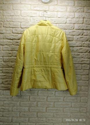 Красивая желтая курточка.
 на талии утягивающие резинки по бокам карманы на молнии. небольшой брак на последнем фото.2 фото