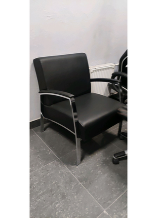 Шкіряне крісло на никелировых ніжках