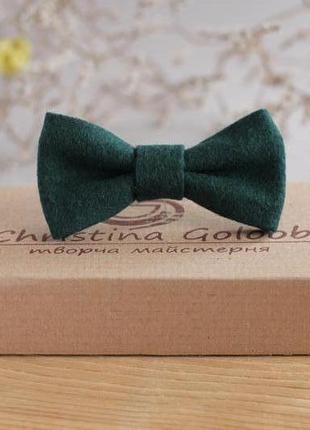 Бабочка из шерсти хвойного цвета