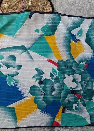 Итальянский винтажный шифоновый белый платок в анамалистический  цветочный зелёный принт (75 см на 75 см)