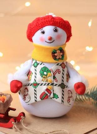 Снеговичок в красном берете. новогодний сувенир