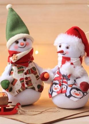 Сніговички в ковпачках. новорічний сувенір