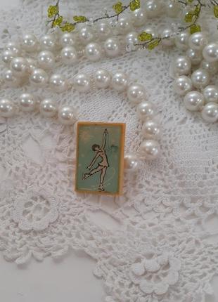 Брошь ссср голографическая переливная фигуристка танец брошка пластик