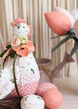 Пасхальная композиция курочка с яйцами и букет тюльпанов  розово-коралловая1 фото