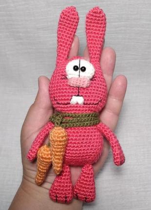 Зайчик з морквою символ 2023 року в'язана іграшка ручна робота зайка заяц зайчишка2 фото