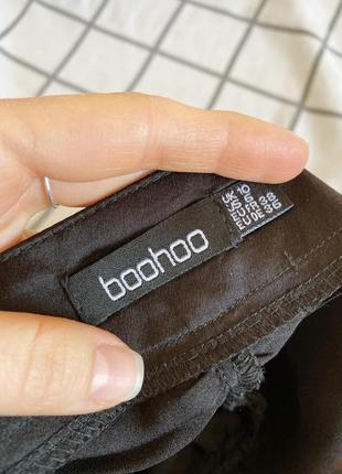 Черная атласная свитовая юбка со сборками boohoo мини женская5 фото