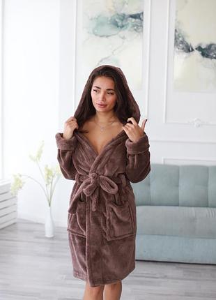 Однотонные махровые халаты с капюшоном 
длинные и короткие, в наличии расцветки и размеры