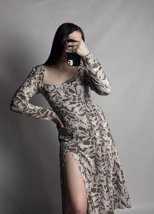 Идеальное платье-миди с косточками и разрезом на ножке1 фото