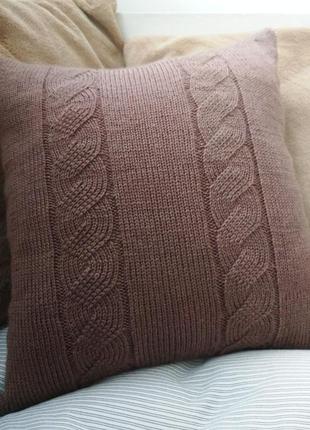 Декоративная вязаная подушка с косичками - шоколадная