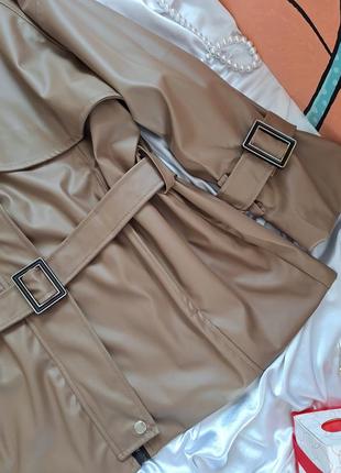 Стильная куртка косуха из эко кожи / короткий тренч коричневого бежевого цвета5 фото