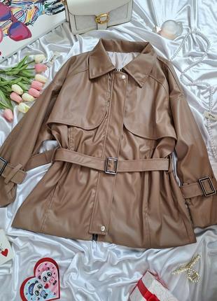 Стильная куртка косуха из эко кожи / короткий тренч коричневого бежевого цвета4 фото