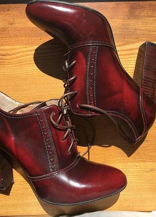 Шкіряні ботильйони на високому каблуці