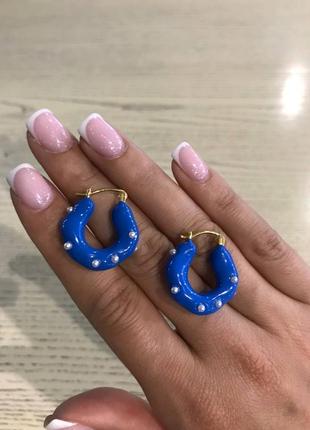 Брендовые серьги кольца синего цвета с позолотой