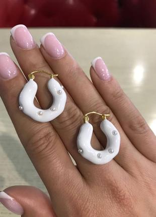 Брендовые серьги кольца белого цвета с позолотой