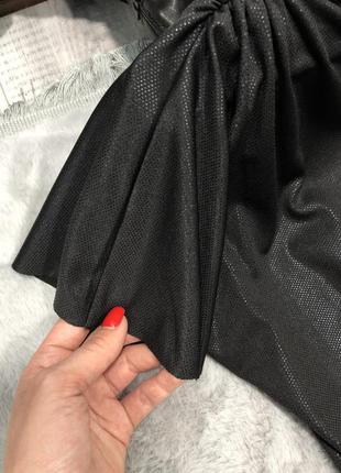 Короткое черное платье с напылением7 фото