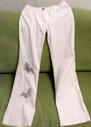 Белые брюки modus