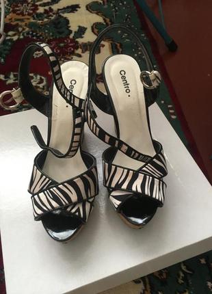 Босоножки на танкетке