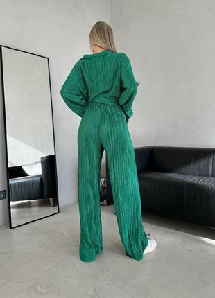 Женский зеленый брючный костюм гофре в пижамном стиле рубашка и широкие брюки оверсайз4 фото