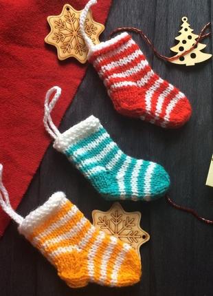 Новорічний декор в'язаний носочок новорічна іграшка на ялинку7 фото