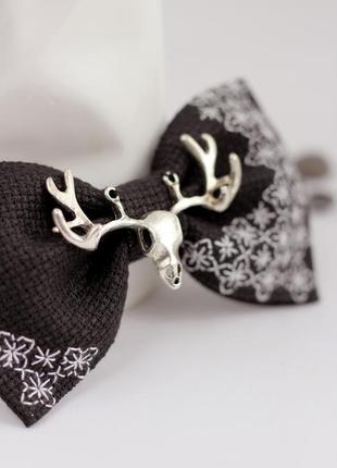 Вышитая галстук-бабочка с черепом оленя6 фото