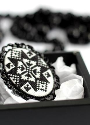 Брошь с вышивкой / вышитая брошь / брошь в этно стиле