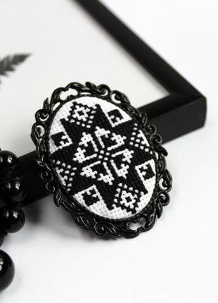 Брошь с вышивкой / вышитая брошь / брошь в этно стиле