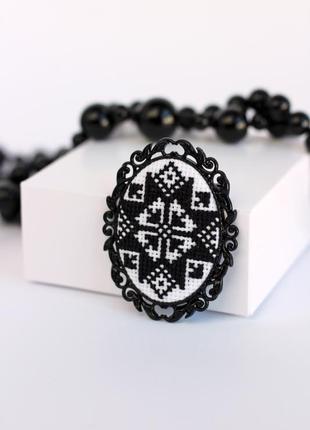 Брошь с вышивкой / вышитая брошь / брошь в этно стиле