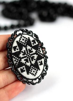 Брошь с вышивкой / вышитая брошь / брошь в этно стиле