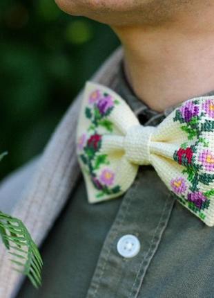 Вышитая галстук-бабочка с цветами4 фото