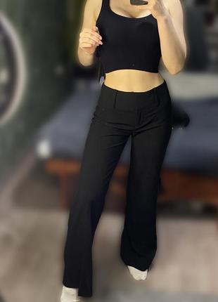 Черные прямые брюки