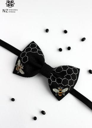 Краватка-метелик із вишивкою "соти"1 фото