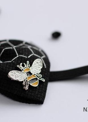 Галстук-бабочка с вышивкой "соты"3 фото