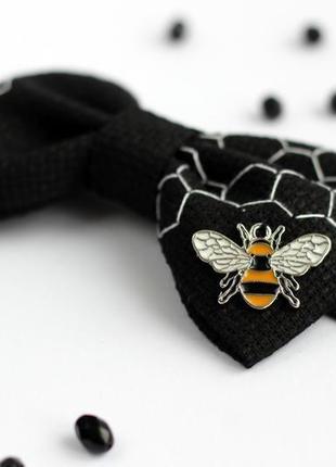 Галстук-бабочка с вышивкой "соты"2 фото