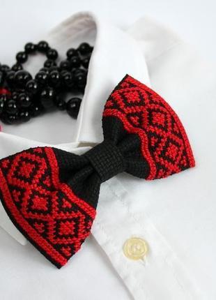 Вышитая галстук-бабочка1 фото